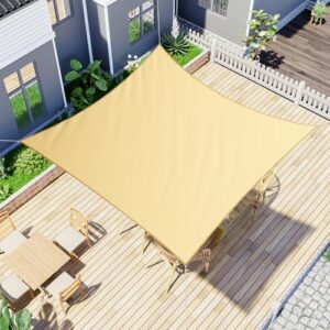 Wasserabweisendes quadratisches Sonnensegel in Sandfarbe, ideal für Terrasse und Garten, straff gespannt über einem Essbereich mit Holzmöbeln.