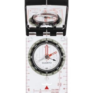 SUUNTO Mc-2 G Mirror Compass im geöffneten Zustand, zeigt präzise Himmelsrichtungen und ist ideal für Outdoor-Aktivitäten.