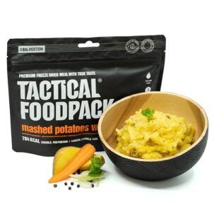 Kartoffelpüree mit Hähnchen aus dem Tactical Foodpack, serviert in einer Schale mit frischen Kräutern und Gemüse, ideal für Outdoor-Abenteuer und Notvorräte.
