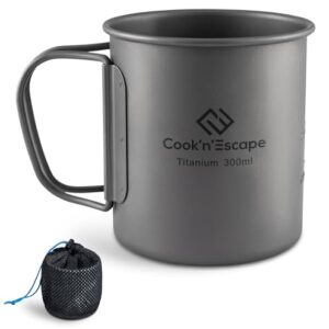 Titan Campingbecher mit faltbarem Griff für Outdoor-Aktivitäten, ideal für Wandern und Picknick