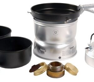 Trangia 25 beschichtetes Kochset mit Wasserkessel und Spiritus-Brenner für Outdoor-Aktivitäten, bestehend aus zwei Töpfen, einer Bratpfanne und einem Wasserkocher.