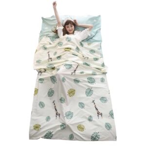 TRIWONDER Baumwolle Hüttenschlafsack in Verwendung, ideal für Reisen und Camping mit einem Mädchen, das entspannt auf einem Bett liegt