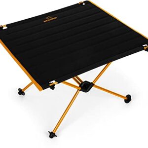 Faltbarer Campingtisch mit quadratischer schwarzer Tischplatte und goldenem Metallgestell, ideal für Outdoor-Aktivitäten wie Camping und Picknicks. Leichtgewichtig und tragbar.