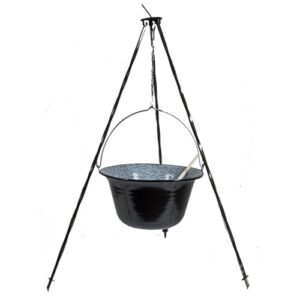 Ungarischer Gulaschkessel aus Emaille mit 10 Litern Volumen, hängend an einem stabilen Dreibein, ideal für Outdoor-Kochen und Grillabende.