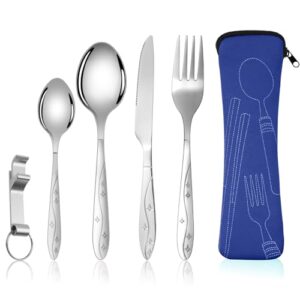 6-teiliges Campingbesteck aus Edelstahl, bestehend aus Gabel, Messer, zwei Löffeln und Flaschenöffner, präsentiert über einer blauen Aufbewahrungstasche.