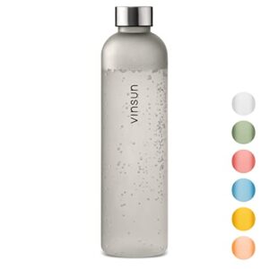 Moderne, graue Trinkflasche aus Tritan, 1 Liter, wiederverwendbar und BPA-frei, geeignet für kohlensäurehaltige Getränke, mit Edelstahl-Schraubverschluss, ideal für Outdoor, Schule, Uni und Büro.