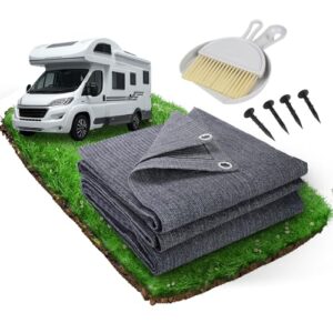 Camping Teppich in Blau/Grau mit Ösen, Stahlnägeln und Reinigungsbürste auf grünem Rasen für Outdoor-Aktivitäten.