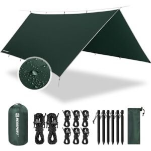 Wasserdichte Zeltplane in grün, ideal für Camping und Outdoor-Aktivitäten, mit Zubehörteilen wie Seilen und Befestigungsringen.