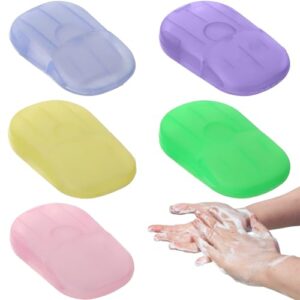 ZFRITP 100 Stück Seifenblätter in verschiedenen Farben – ideales Produkt für Reisen und Outdoor-Aktivitäten zur handlichen Hygiene. Seifenblätter im Fokus, eine Hand gibt Seife auf die Finger.