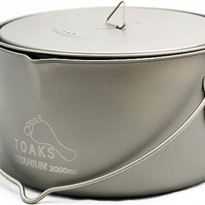 Toaster mit silberner Oberfläche und Griff, der wie ein Titan aussieht. Ideal für Outdoor-Bedarf oder als Dekoration.