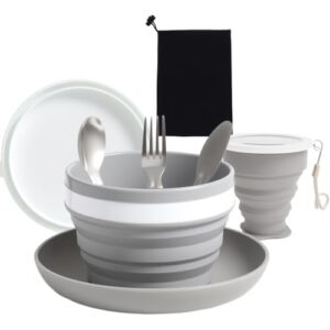 Faltbares 6-teiliges Camping-Geschirrset mit Edelstahl-Besteck, inklusive Messer, Löffel, Gabel, Becher, Schüssel und Teller sowie Netzbeutel für Outdoor-Aktivitäten wie Camping, Picknick und Reisen.