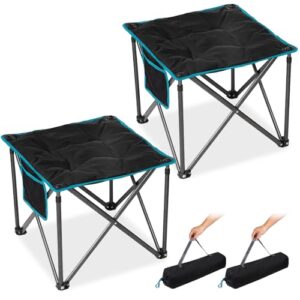 Zwei faltbare Campinghockern mit schwarzer Metallkonstruktion auf weißem Hintergrund. Jeder Hocker hat vier Beine und wird von zwei schwarzen Gummi-Matten begleitet, die auf dem Oberflächen der Tische platziert werden. Die Hocker sind identisch in Design und Farbe. Die Gummimatten sind ordentlich neben den Tischen bereitgestellt. Das Bild zeigt die Einfachheit und Funktionalität dieser Camping-Ausstattungen.