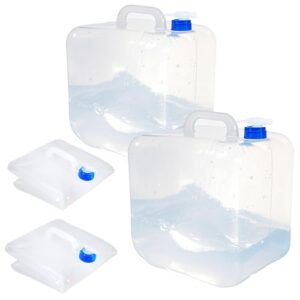 Zwei klare Wasserflaschen mit blauen Kappen. Die Flasche rechts ist etwas höher als die linke. Beide sind leer und nebeneinander auf einem weißen Untergrund platziert. Zwei blaue Kappen liegen neben den Flaschen auf ihrer Seite. Ein Deckel hat ein Loch, während der andere intakt ist. Der Hintergrund ist weiß.