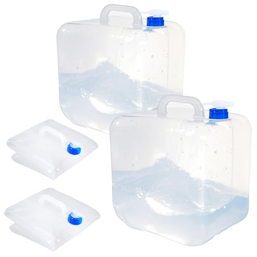 Zwei klare Wasserflaschen mit blauen Kappen. Die Flasche rechts ist etwas höher als die linke. Beide sind leer und nebeneinander auf einem weißen Untergrund platziert. Zwei blaue Kappen liegen neben den Flaschen auf ihrer Seite. Ein Deckel hat ein Loch, während der andere intakt ist. Der Hintergrund ist weiß.