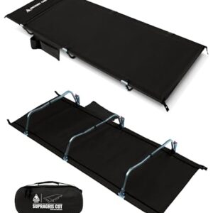 Zwei black Campingbetten in einem offenen Raum mit weißem Hintergrund. Ein OneTigris Feldbett mit vier Stützbeinen und Mittelstütze im Vordergrund, neben ihm liegt eine schwarze Tasche.