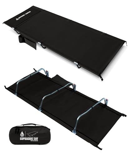 Zwei black Campingbetten in einem offenen Raum mit weißem Hintergrund. Ein OneTigris Feldbett mit vier Stützbeinen und Mittelstütze im Vordergrund, neben ihm liegt eine schwarze Tasche.