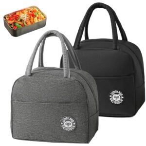 Zwei tragbare Lunchtaschen, eine in Schwarz und die andere in Grau, sind aufeinander abgebildet. Jede Tasche hat zwei Handhaben und ein kleines Logo vorne. Die linke Tasche zeigt ein Logo mit dem Text 'SAGA', während das rechte ein Logo mit dem Text 'FOLIO' trägt. Im Hintergrund befinden sich zwei Bildschirme mit Essen: Pizza und Salat.
