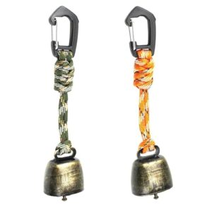 Zwei Anti-Bär-Glocken, eine kupferfarbene und eine silberne, mit einem Metallhaken an der Oberseite und einem orangefarbenen bzw. gelben Seil durch das Zentrum, auf weißem Hintergrund.
