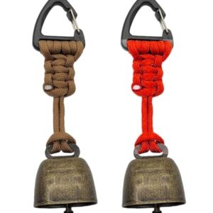 Zwei metallene Glocken in verschiedenen Farben, eine mit silbernen Klapper im Zentrum, auf einem grauen Hintergrund. Die Glocken sind für Outdoor-Anwendungen wie Wanderungen oder als Halsband für Haustiere geeignet.