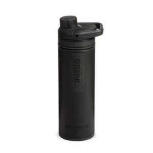 Bild eines UltraPress 16,9 oz Wasserreinigers und Filterflaschen in Covert Black für Outdoor-Abenteurer