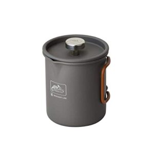 Camping-Kaffee-Brüher-Mug aus Eloxiert-Aluminium mit silbernem Deckel und orangem Griff. Ideal für Kaffeetrinken im Wald oder zu Hause.