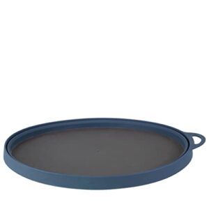 Zwei blau lackierte Silikonplatten, eine offen und leicht größer als die andere. Beide haben kleine Griffchen an jeder Seite für den Transport.