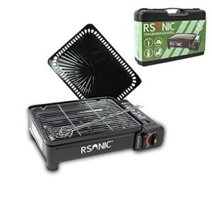 Tragbarer Butangas Gasgrill für Camping und Outdoor-Aktivitäten, inkl. Grillrost und Grillplatte, Transportkoffe und Clearfee Duftbaum