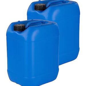 Zwei blaue Kunststoffwasserkanister mit DIN61+-Etiketten und Schraubverschluss auf weißem Hintergrund