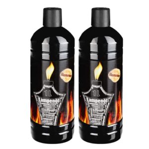 Zwei identische schwarze Flaschen mit Lampenoel Outdoor Oil. Jede Flasche hat einen goldenen Etikett mit einem gelben Flamendesign. Die Texte auf den Etiketten lesen 'Lampenoel Outdoor Oil'. Die Flaschen sind seitlich nebeneinander und gleichen sich in Größe und Form.