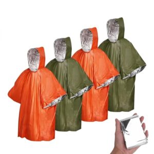 Zwei orangefarbene und zwei grüne Regenponchos sowie ein silberner Rettungsdeck in einer Notfälle-ausrüstung. Ein idealer Notfallschutz für Camping, Wandern und Katastrophenhilfe.
