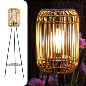 Solarbetriebene Stehlampe aus robustem Metall mit Rattanmuster für attraktive Beleuchtung auf dem Balkon oder in den Garten, nachhaltig und leicht zu verwenden.