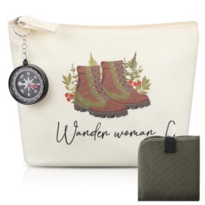 Ein Namalu 4er Set mit einem Kompass, einem Sitzkissen, einem Regenponcho und einer Tasche für Damen. Das Set ist ideal für Bergsportbegeisterte und Langzeitwanderer.