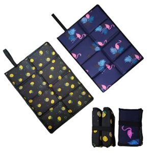 Zwei wasserdichte, faltbare Sitzkissen im Outdoor-Design in Schwarz und Blau für Kinder, perfekt für Wanderungen, Camping oder als Thermo-Sitzkissen für die Jagd.