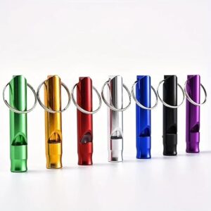 5-teiliger Schlüsselanhänger mit Survival-Pfeife aus Aluminiumlegierung für Notfallsignale, Rot. Praktischer Begleiter für Outdoor-Aktivitäten wie Wandern und Camping.