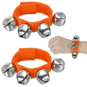Ein Set aus zwei metallenen Glocken und einem orangefarbenen Bandolier, ideal für Outdoor-Aktivitäten wie Wandern, Radfahren und Camping zur Abwehr von Bären und anderen Wildtieren.