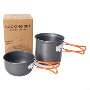 Camping Topf Set mit faltbarem Griff, ideal für Outdoor-Kochbegeisterte. Das Set beinhaltet einen Topf mit Deckel und eine Pfanne. Der Griff ist orange gefärbt, während der Rest des Sets silberfarben ist.