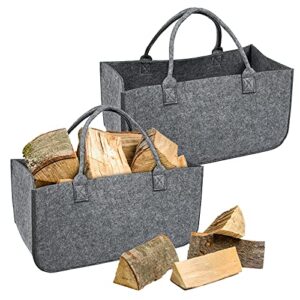 Zwei mittelgraue Filztaschen, gefüllt mit Brennholz und Kaminholz. Die Tasche im Bild links ist voller als die rechte.