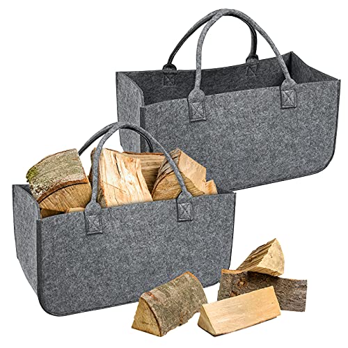 Zwei mittelgraue Filztaschen, gefüllt mit Brennholz und Kaminholz. Die Tasche im Bild links ist voller als die rechte.