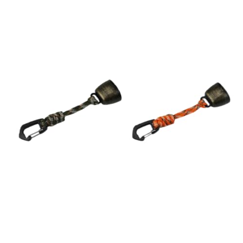 Drei kleine Glocken in Grün und Orange für Outdoor-Aktivitäten. Eine der Glocken ist an einem Rucksack befestigt.
