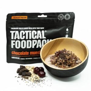 Taktische Nahrungsverpflegung in Form von gefriergetrockneten Mahlzeiten mit Schokoladen-Muesli und Kirschen für Outdoor-Aktivitäten wie Trekking oder Expeditionen