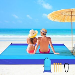 Ein Paar sitzt auf einer blauen Picknickdecke unter einem orangenen Sonnenschirm. Die Frau trägt ein pinkfarbenes Bikinitop und der Mann ein orange Short. Drei Flaschen Sonnenschutz und eine Mütze liegen in der Nähe. Der Hintergrund ist ein Strand.