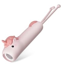 Ein pinkes Einhorn mit einer Taschenlampe, die auf dem Boden liegt. Die Taschenlampe hat ein weißes Handgelenk und einen rosa Zylinder. Der Zylinder hat eine kleine Öffnung an einem Ende.
