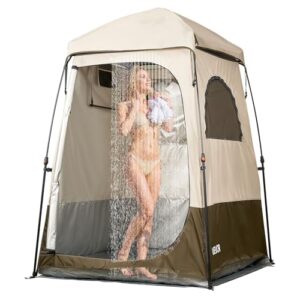 Ein Frau in einem Bikini steht hinter den Vorhängen eines Zeltes. Das Zelt ist beige und braun mit einem Logo, das 'Vevor' liest. Es hat eine befestigte Duschvorhang und einen seitlichen Eingang.