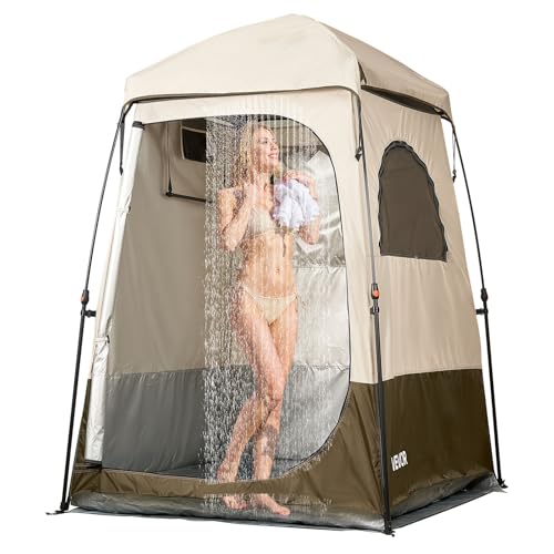 Ein Frau in einem Bikini steht hinter den Vorhängen eines Zeltes. Das Zelt ist beige und braun mit einem Logo, das 'Vevor' liest. Es hat eine befestigte Duschvorhang und einen seitlichen Eingang.