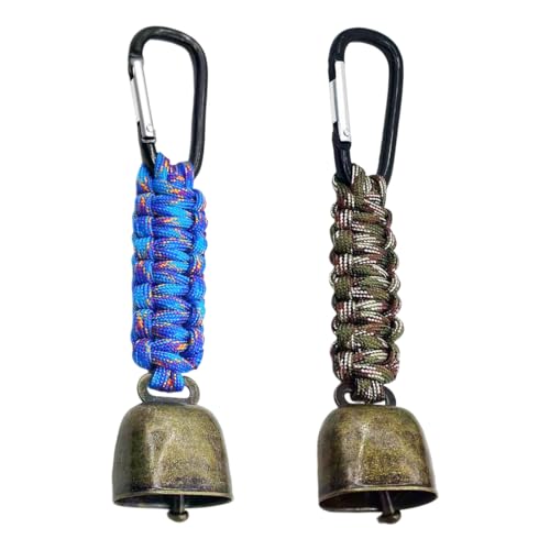 Zwei Metallglocken mit blauen und silbernen Streifern hängen von einem Haken. Die blaue Glocke ist links, die silberne rechts. Beide haben ein kleines Stück Holz angebracht, um sie zu befestigen.
