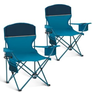 Zwei Campingstühle in Blau mit schwarzem Armlehnen, der eine ist leicht zu transportieren und kann zusammengeklappt werden.