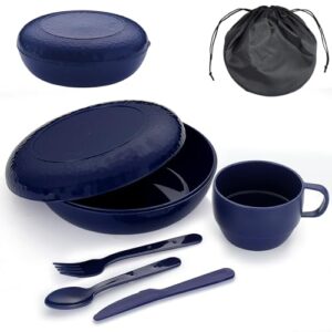 Set von Campingutensilien, darunter Tasse, Teller, Löffel, Gabel und Messer, in einer Tragetasche verpackt, für einen komfortablen Campingurlaub