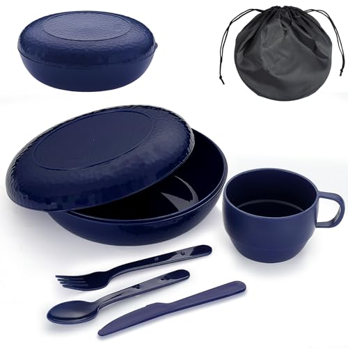 Set von Campingutensilien, darunter Tasse, Teller, Löffel, Gabel und Messer, in einer Tragetasche verpackt, für einen komfortablen Campingurlaub