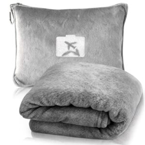 Weiche & Warme Reisedecke für Flugzeug und Auto, 2 in 1 Reisedecke & Kissen mit Rucksackclip. Komfortable Decke oder Kissen für unbeschwerte Reiseerlebnisse.