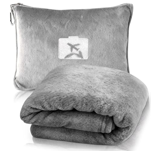 Weiche & Warme Reisedecke für Flugzeug und Auto, 2 in 1 Reisedecke & Kissen mit Rucksackclip. Komfortable Decke oder Kissen für unbeschwerte Reiseerlebnisse.